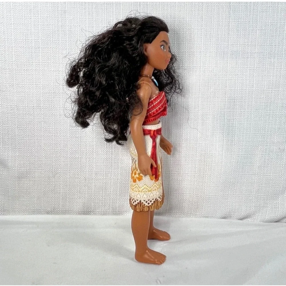 Disney Moana of Motunui 11 Inch Fashion Doll with Signature Outfit and Necklace